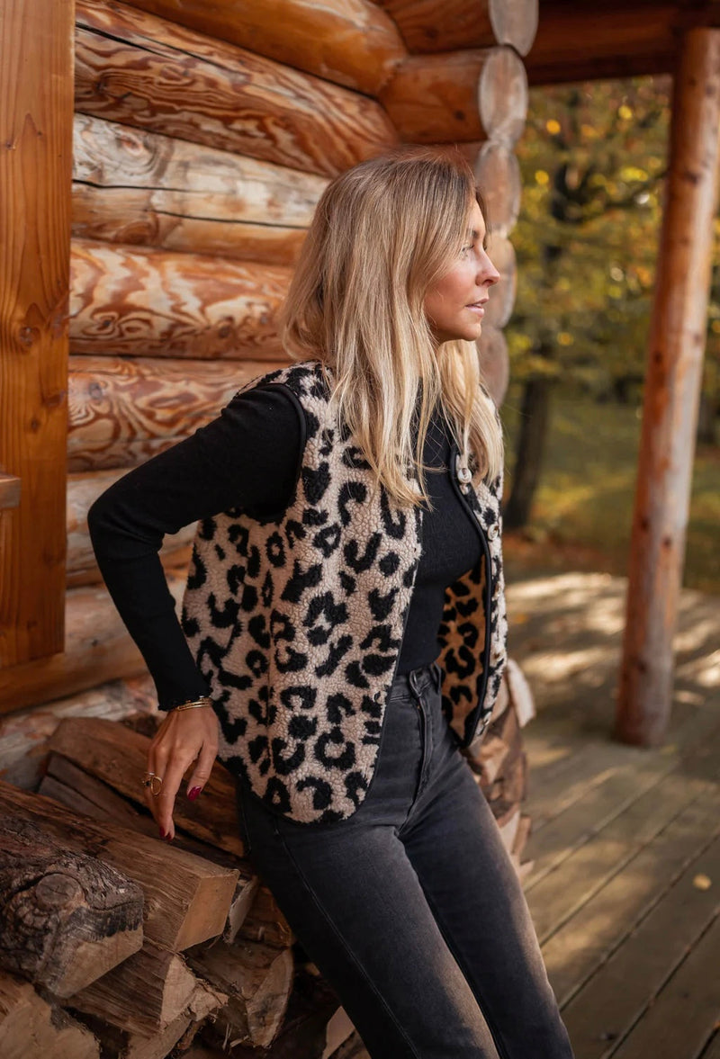 Stylish Women's Leopard Print Knit Vest with Button Front - Trendy Animal Print Sleeveless Top